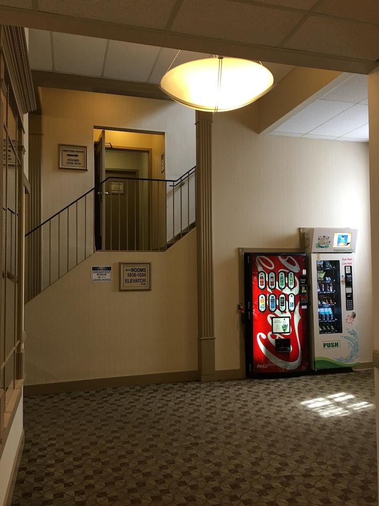 Days Inn & Suites By Wyndham Sault Ste. Marie On Экстерьер фото