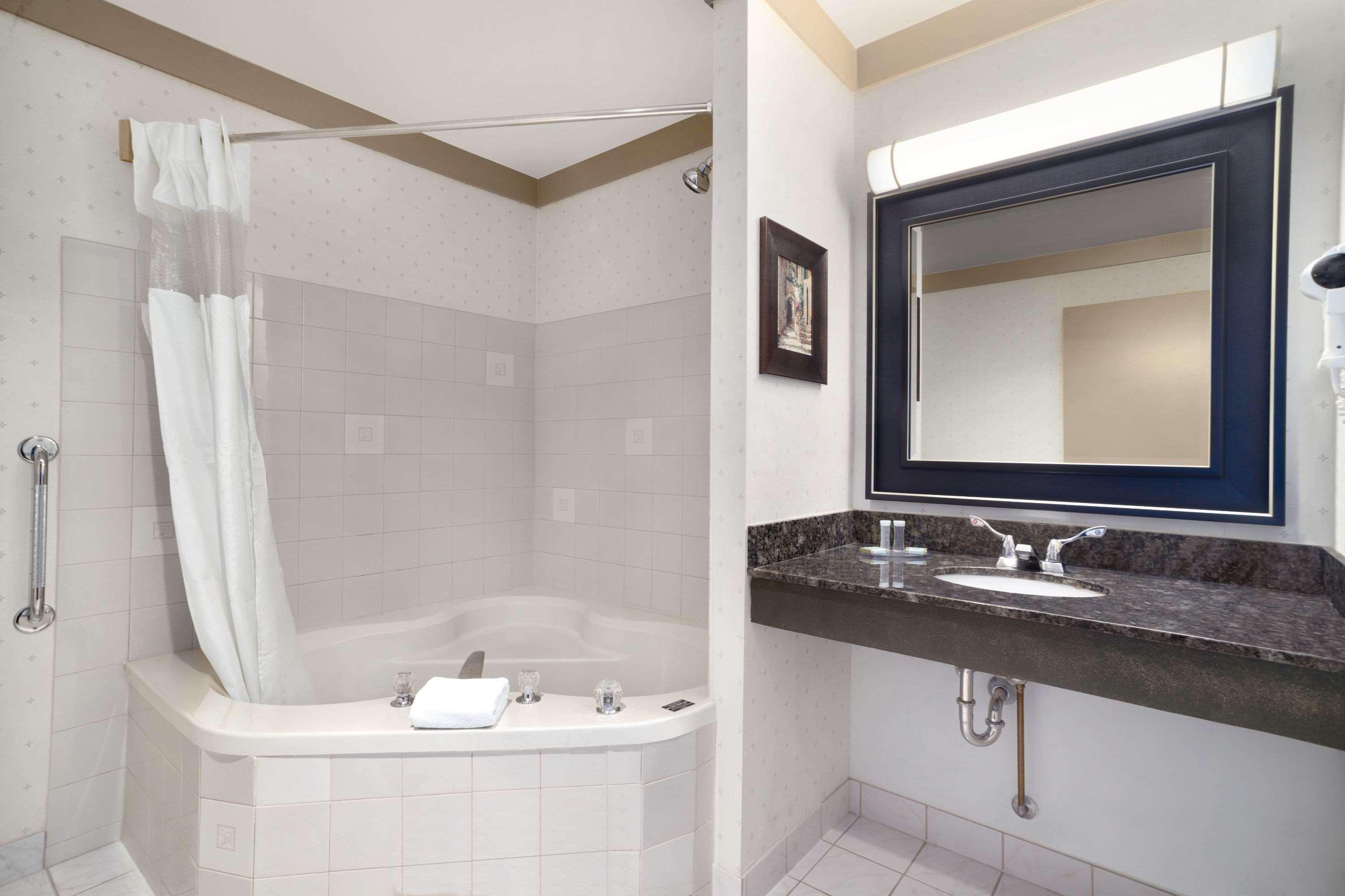 Days Inn & Suites By Wyndham Sault Ste. Marie On Экстерьер фото
