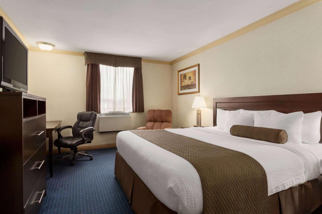 Days Inn & Suites By Wyndham Sault Ste. Marie On Экстерьер фото