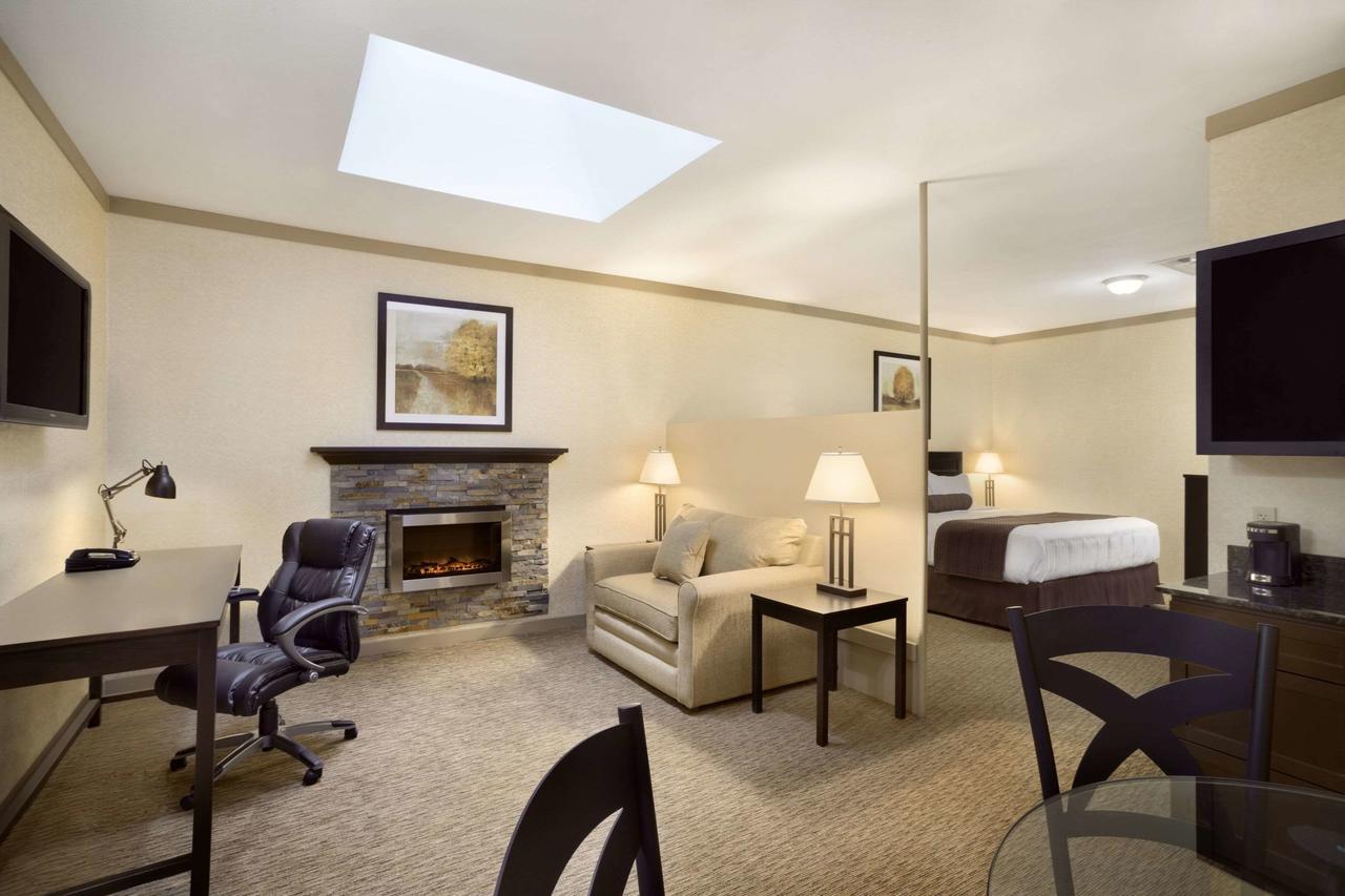 Days Inn & Suites By Wyndham Sault Ste. Marie On Экстерьер фото