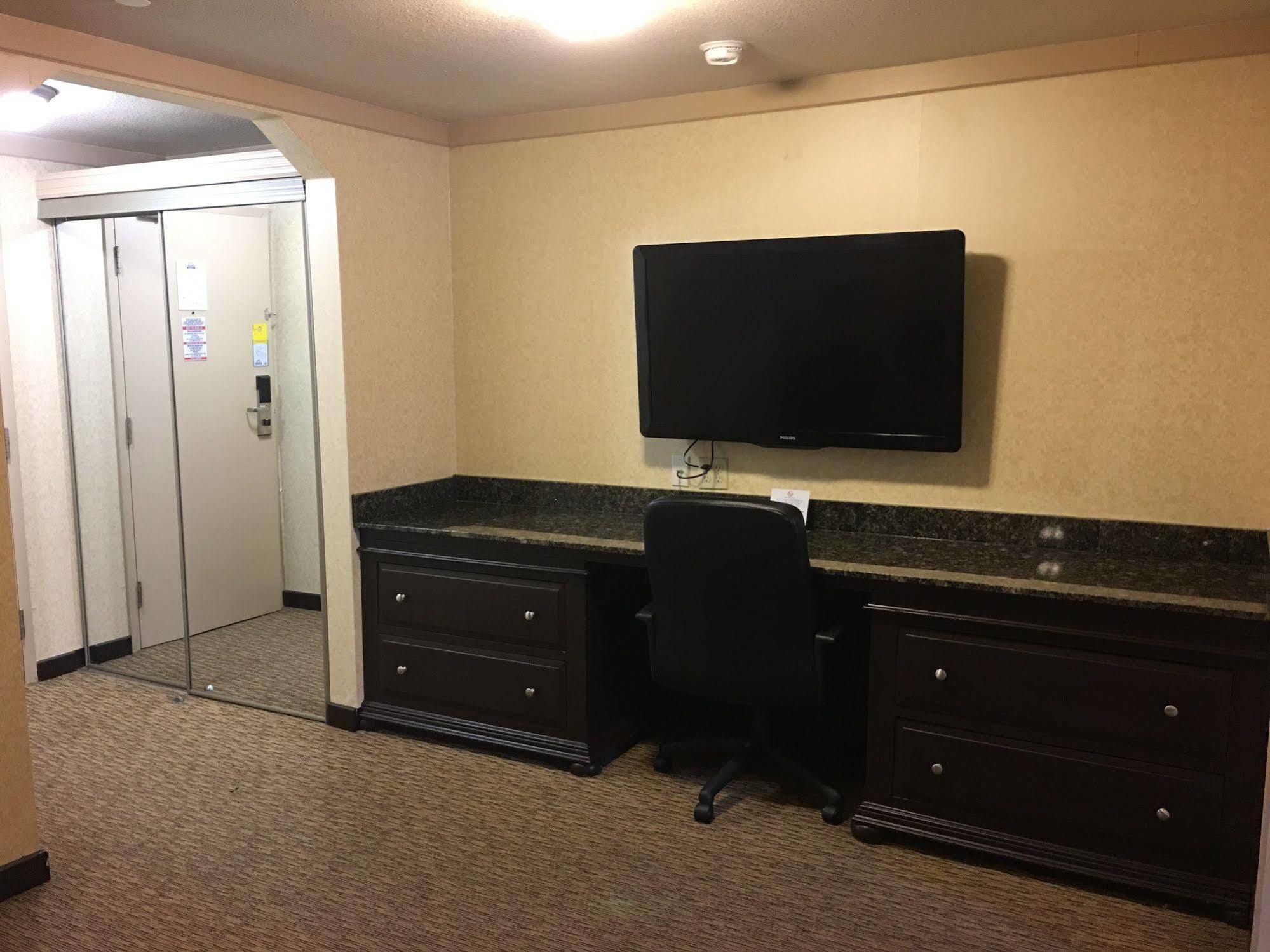 Days Inn & Suites By Wyndham Sault Ste. Marie On Экстерьер фото