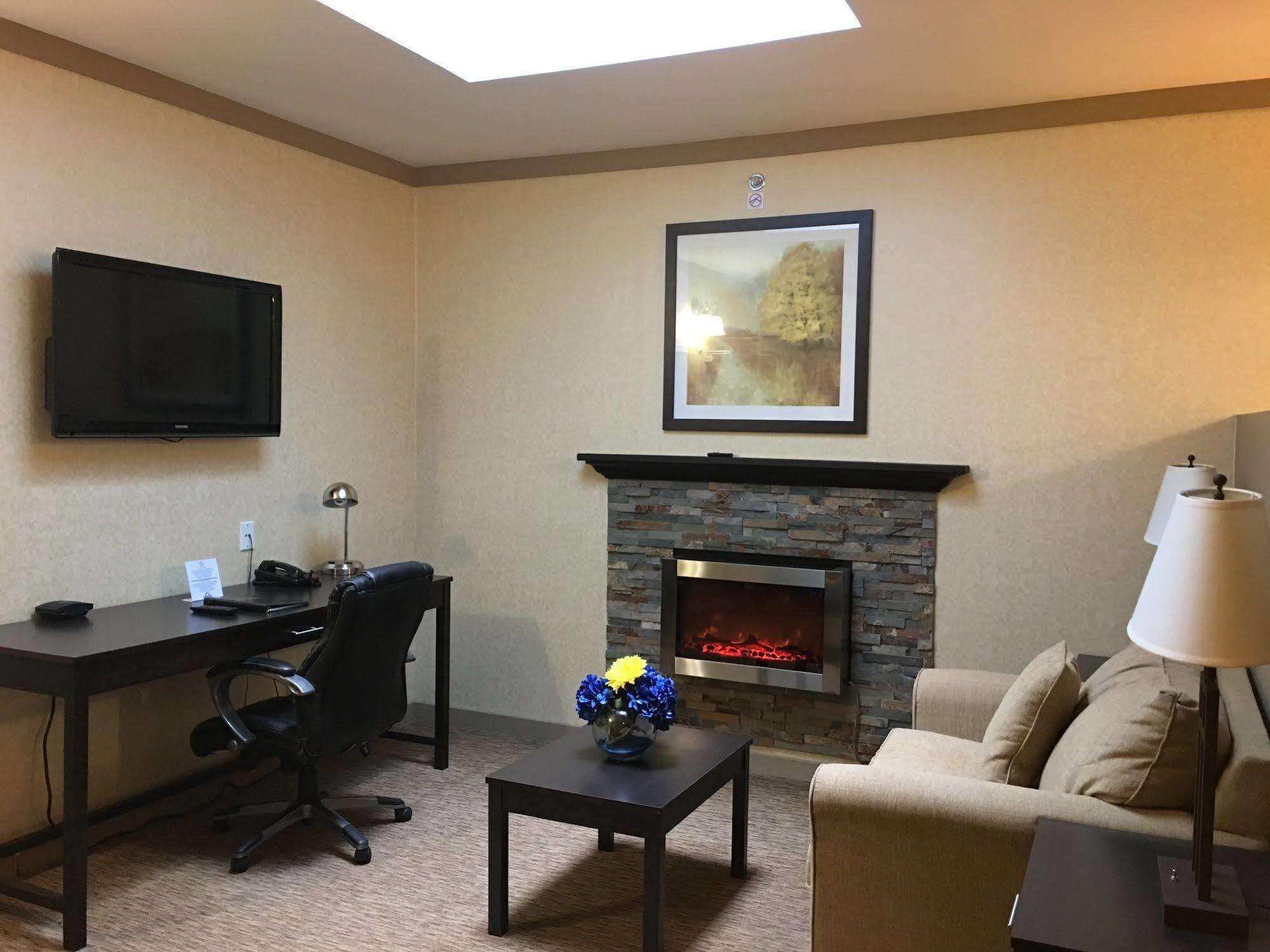 Days Inn & Suites By Wyndham Sault Ste. Marie On Экстерьер фото