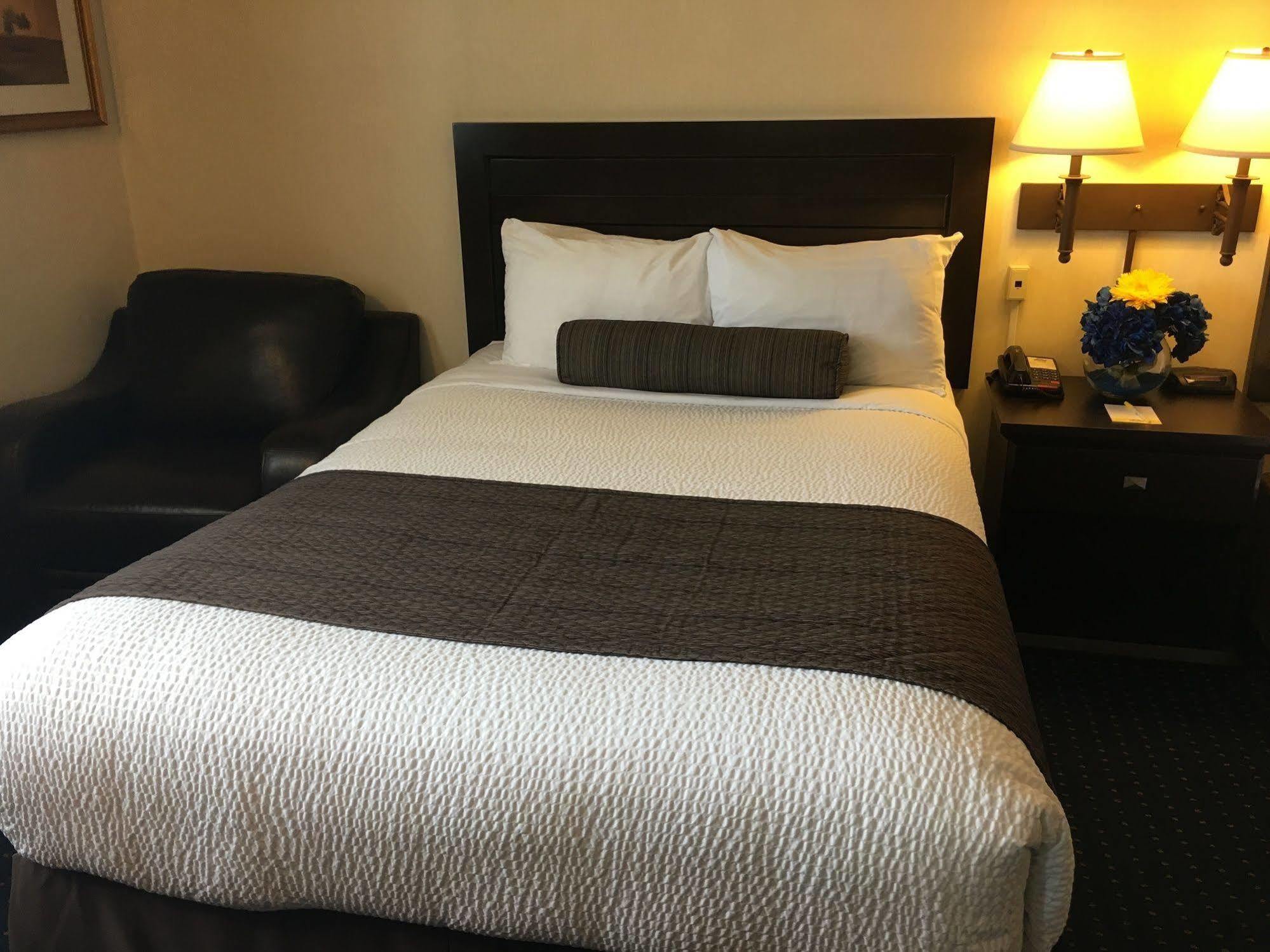 Days Inn & Suites By Wyndham Sault Ste. Marie On Экстерьер фото
