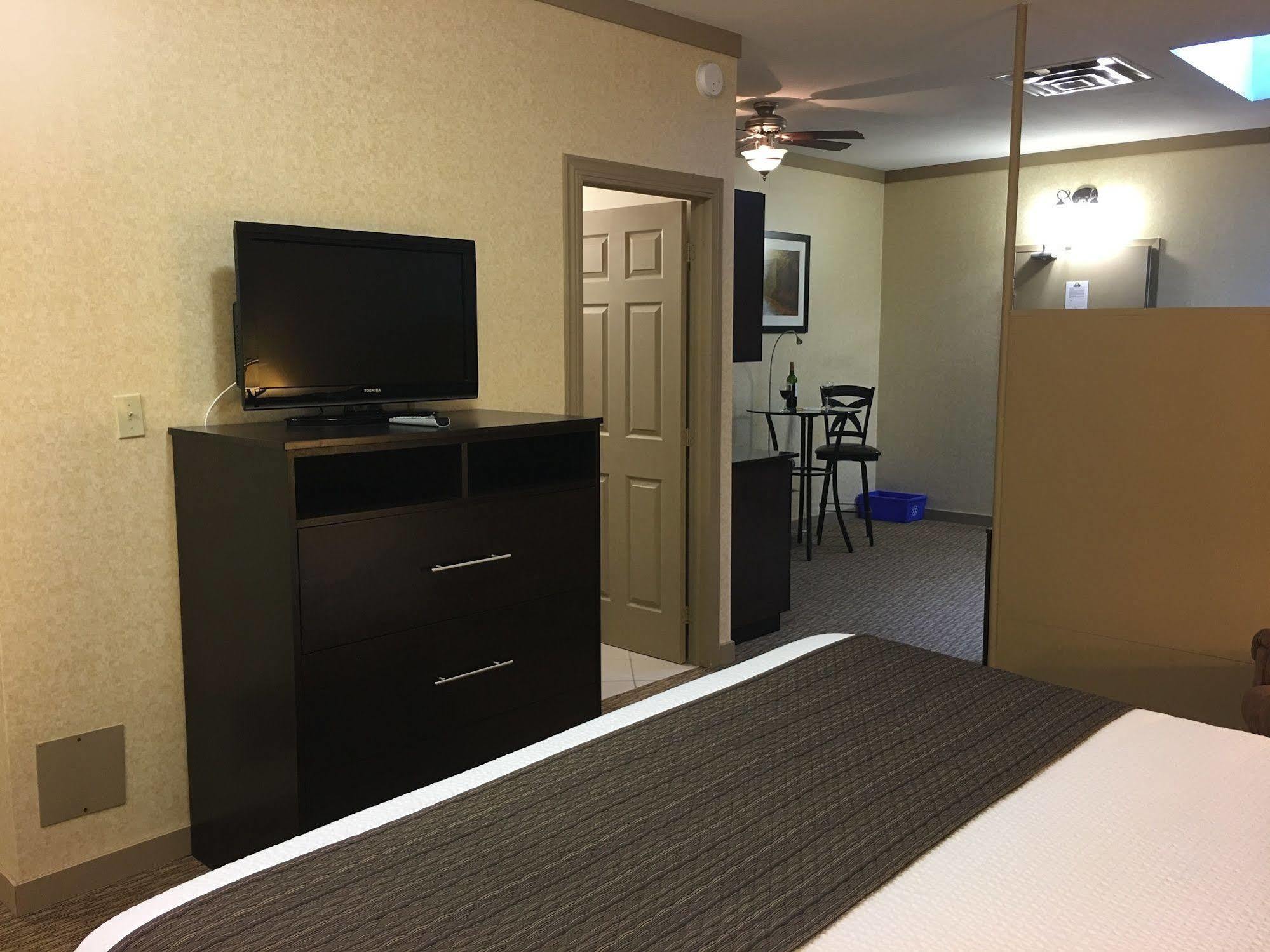 Days Inn & Suites By Wyndham Sault Ste. Marie On Экстерьер фото