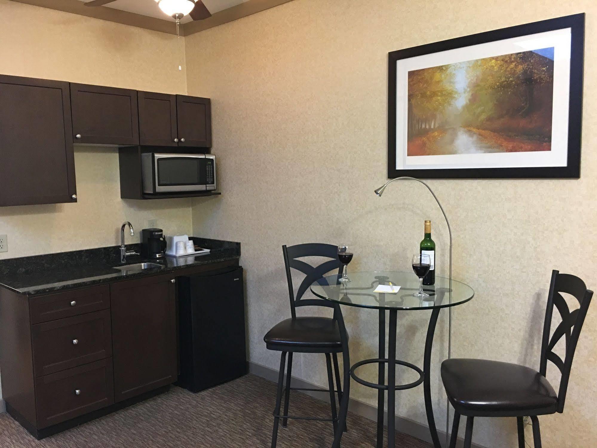 Days Inn & Suites By Wyndham Sault Ste. Marie On Экстерьер фото