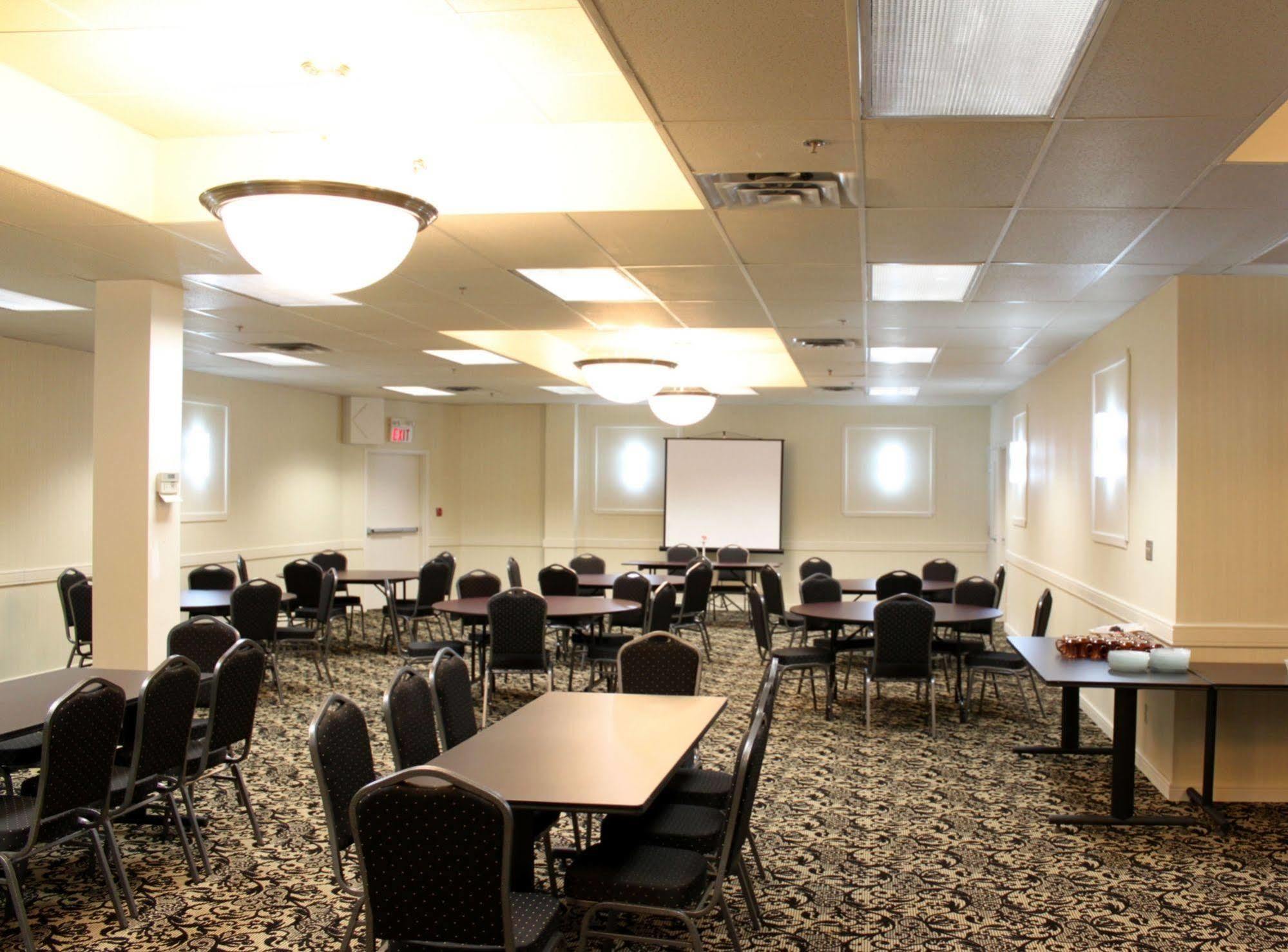 Days Inn & Suites By Wyndham Sault Ste. Marie On Бизнес фото