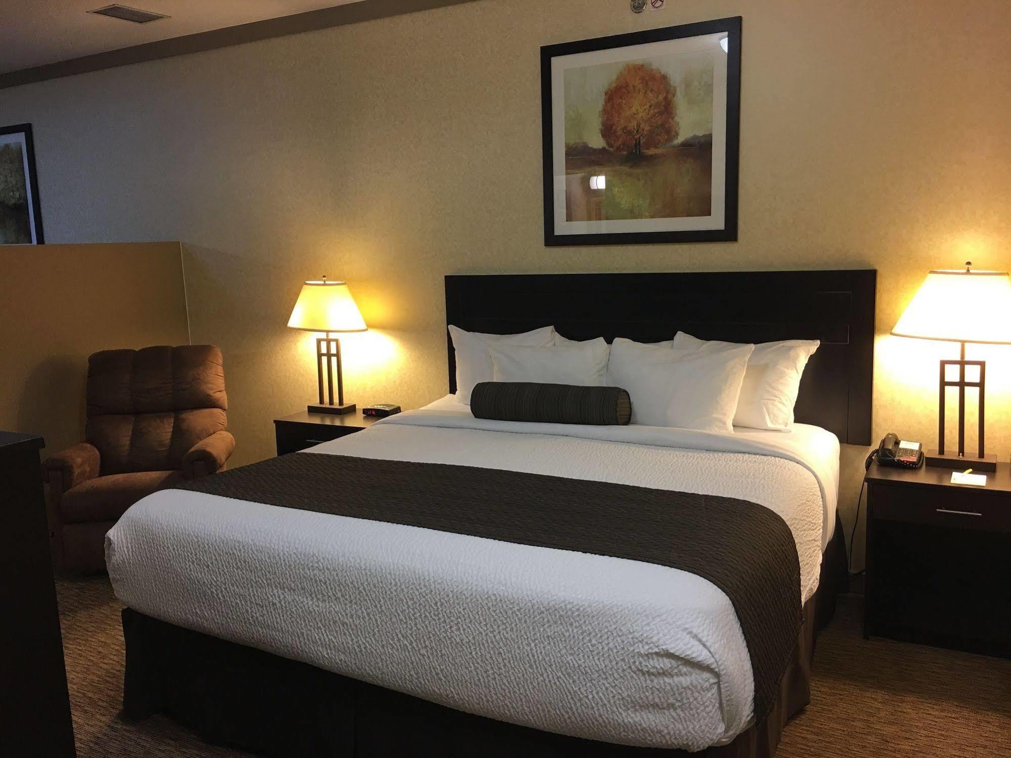 Days Inn & Suites By Wyndham Sault Ste. Marie On Экстерьер фото