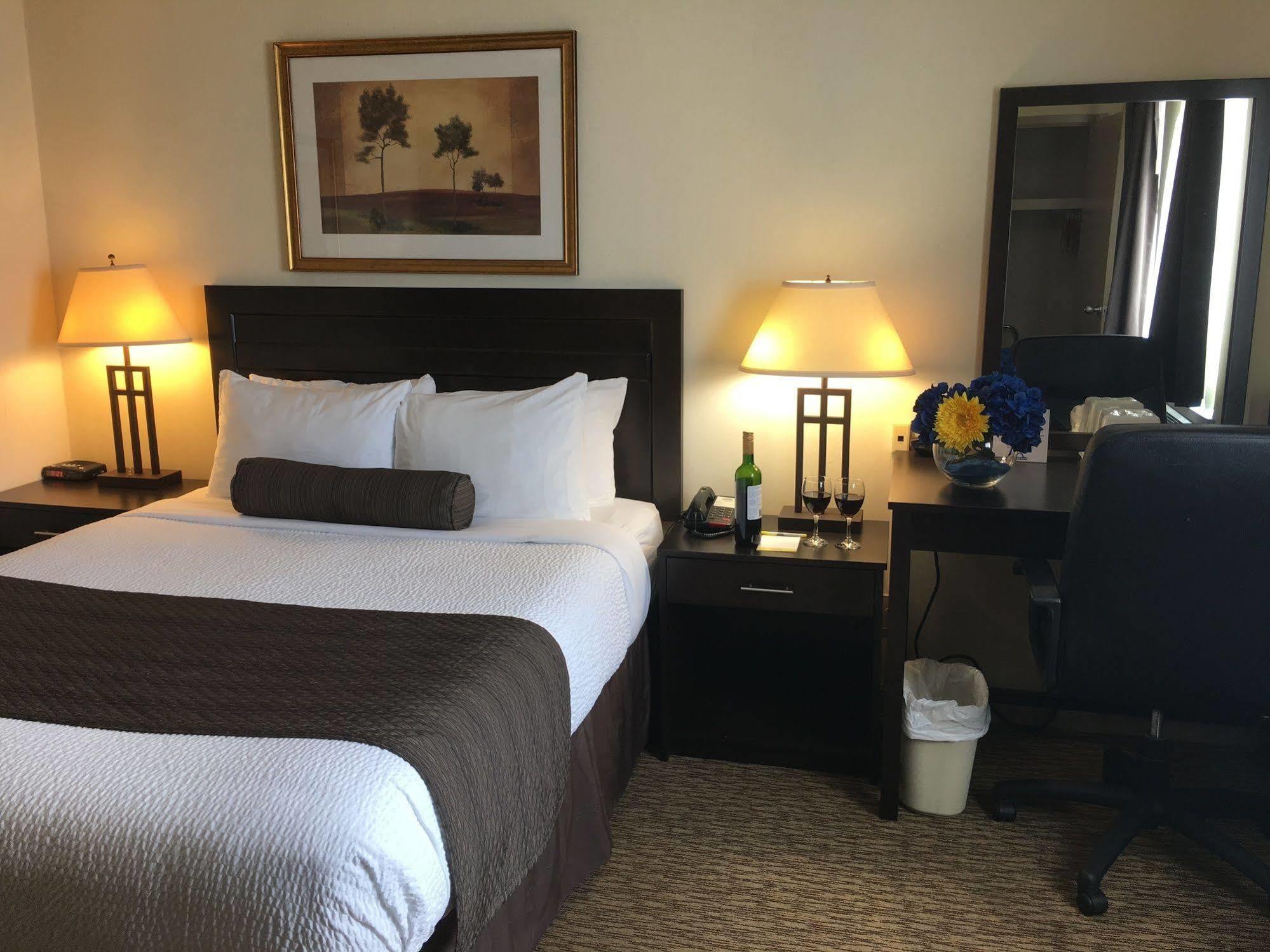 Days Inn & Suites By Wyndham Sault Ste. Marie On Экстерьер фото