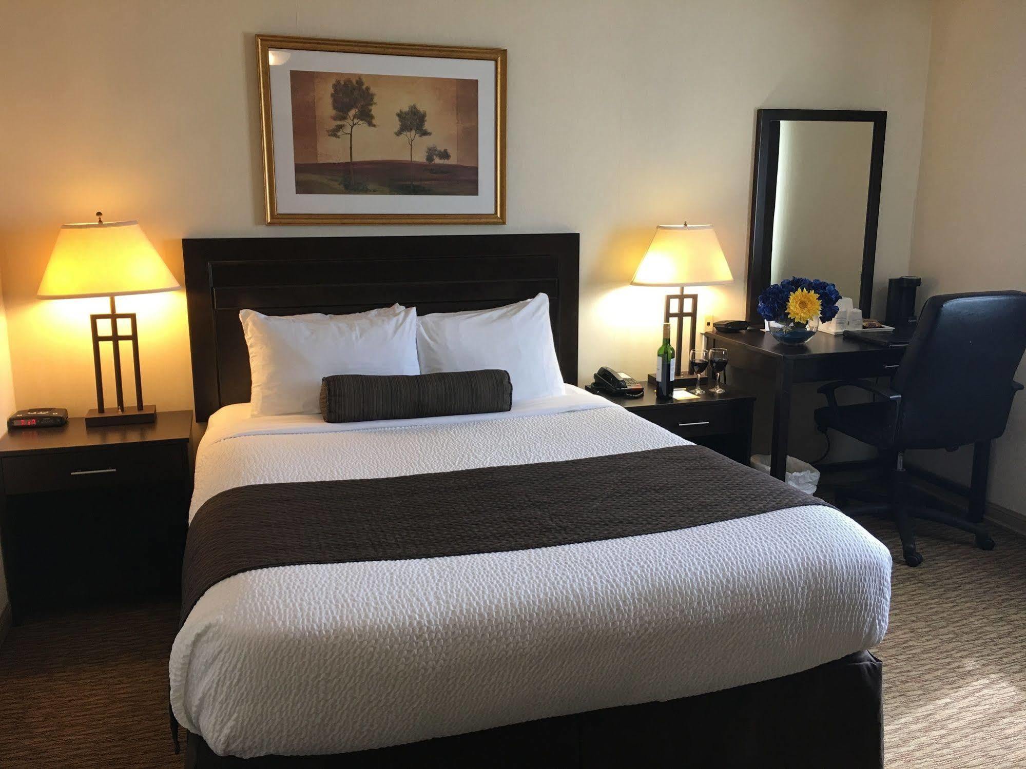 Days Inn & Suites By Wyndham Sault Ste. Marie On Экстерьер фото