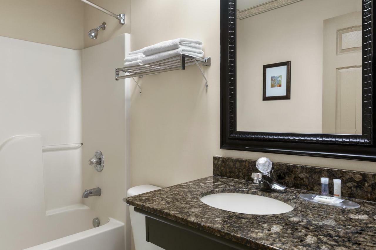 Days Inn & Suites By Wyndham Sault Ste. Marie On Экстерьер фото